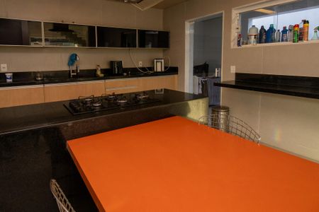 Casa de condomínio à venda com 350m², 3 quartos e 2 vagas Casa de condomínio à venda com 350m², 3 quartos e 2 vagasCozinha