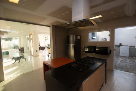 Casa de condomínio à venda com 350m², 3 quartos e 2 vagas Casa de condomínio à venda com 350m², 3 quartos e 2 vagasCozinha