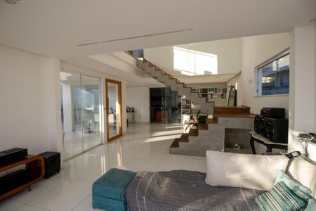 Casa de condomínio à venda com 350m², 3 quartos e 2 vagas Casa de condomínio à venda com 350m², 3 quartos e 2 vagasSala