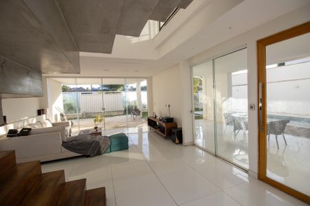 Casa de condomínio à venda com 350m², 3 quartos e 2 vagas Casa de condomínio à venda com 350m², 3 quartos e 2 vagasSala