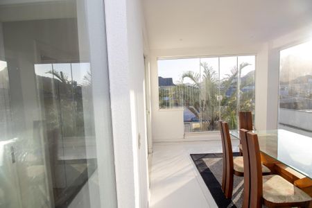 Casa de condomínio à venda com 350m², 3 quartos e 2 vagas Casa de condomínio à venda com 350m², 3 quartos e 2 vagasCopa