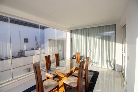 Casa de condomínio à venda com 350m², 3 quartos e 2 vagas Casa de condomínio à venda com 350m², 3 quartos e 2 vagasCopa