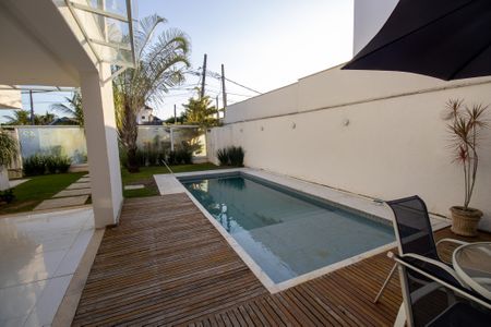 Casa de condomínio à venda com 350m², 3 quartos e 2 vagas Casa de condomínio à venda com 350m², 3 quartos e 2 vagasPiscina