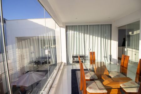 Casa de condomínio à venda com 350m², 3 quartos e 2 vagas Casa de condomínio à venda com 350m², 3 quartos e 2 vagasCopa