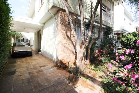 Casa à venda com 270m², 4 quartos e 4 vagas Casa à venda com 270m², 4 quartos e 4 vagasGaragem/Jardim