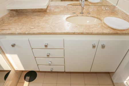 Apartamento à venda com 106m², 2 quartos e 2 vagas Apartamento à venda com 106m², 2 quartos e 2 vagasBanheiro da Suíte