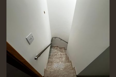 Casa à venda com 130m², 3 quartos e 3 vagasEscada