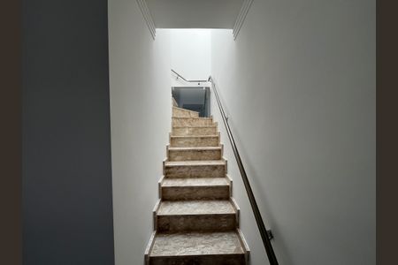 Casa à venda com 130m², 3 quartos e 3 vagasEscada