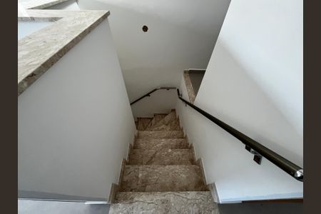 Casa à venda com 130m², 3 quartos e 3 vagasEscada