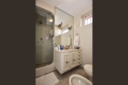 Casa à venda com 620m², 3 quartos e 4 vagasBanheiro 2 da Suíte 3