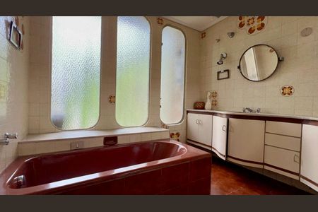 Casa à venda com 306m², 3 quartos e 4 vagas Casa à venda com 306m², 3 quartos e 4 vagasBanheiro da Suíte