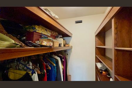 Casa à venda com 306m², 3 quartos e 4 vagas Casa à venda com 306m², 3 quartos e 4 vagasCloset da suíte