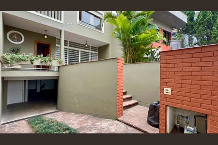 Casa à venda com 306m², 3 quartos e 4 vagas Casa à venda com 306m², 3 quartos e 4 vagasEntrada