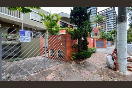 Casa à venda com 306m², 3 quartos e 4 vagas Casa à venda com 306m², 3 quartos e 4 vagasFachada