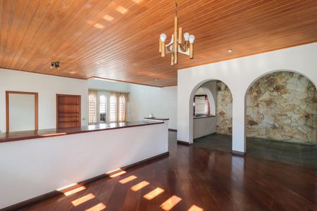Casa à venda com 504m², 4 quartos e 8 vagasSala