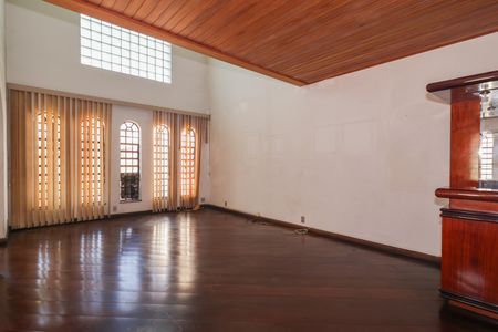 Casa à venda com 504m², 4 quartos e 8 vagasSala