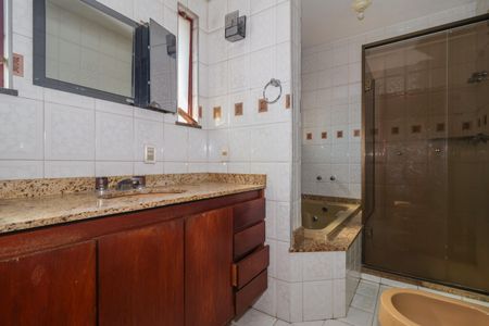 Casa à venda com 504m², 4 quartos e 8 vagasBanheiro da Suíte 1