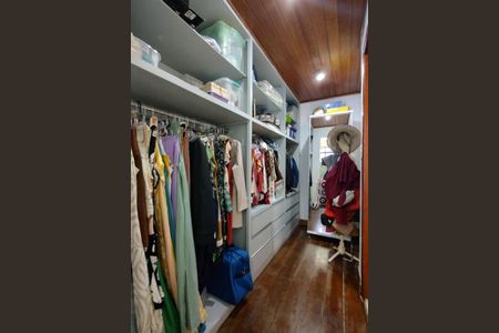 Casa à venda com 368m², 4 quartos e 3 vagasCloset da suíte