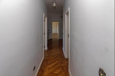 Apartamento para alugar com 600m², 6 quartos e 3 vagashall íntimo e corredor para os cômodos_3