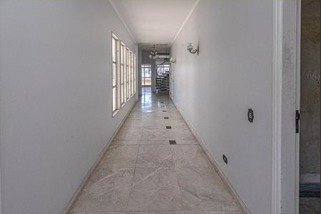 Apartamento para alugar com 600m², 6 quartos e 3 vagascorredor para o hall de acesso aos cômodos_1