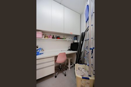 Apartamento à venda com 98m², 3 quartos e 2 vagas Apartamento à venda com 98m², 3 quartos e 2 vagasQuarto de serviço