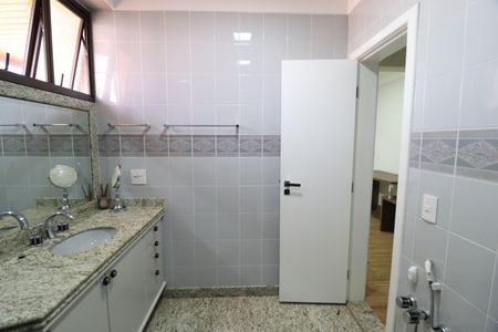 Apartamento para alugar com 340m², 5 quartos e 3 vagasBanheiro Suíte 1