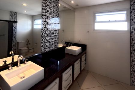 Apartamento para alugar com 480m², 5 quartos e 6 vagasBanheiro do Quarto 2