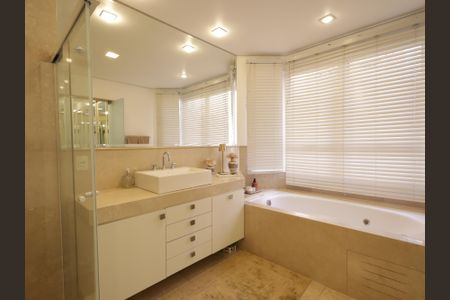 Apartamento à venda com 425m², 5 quartos e 6 vagasBanheiro da Suíte 4