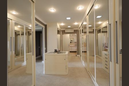 Apartamento à venda com 425m², 5 quartos e 6 vagasCloset da suíte 4