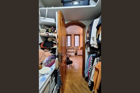 Casa à venda com 375m², 5 quartos e 3 vagas Casa à venda com 375m², 5 quartos e 3 vagasCloset da suíte 1