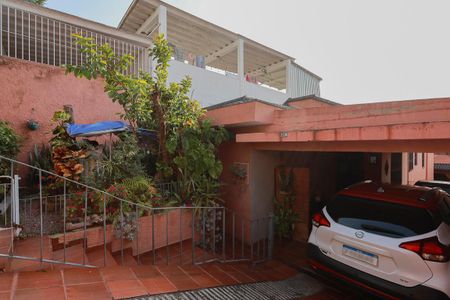 Casa à venda com 280m², 4 quartos e 4 vagas Casa à venda com 280m², 4 quartos e 4 vagasEntrada e jardim