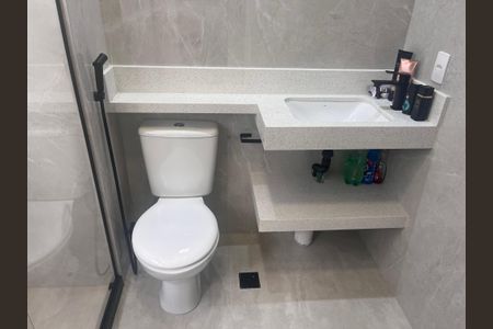 Apartamento à venda com 70m², 3 quartos e 1 vaga Apartamento à venda com 70m², 3 quartos e 1 vagaBanheiro da Suíte