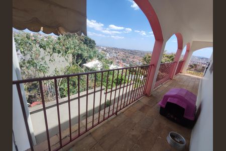 Casa à venda com 225m², 5 quartos e 2 vagas Casa à venda com 225m², 5 quartos e 2 vagasVaranda