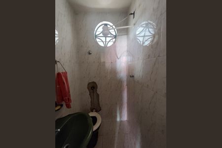 Casa à venda com 225m², 5 quartos e 2 vagas Casa à venda com 225m², 5 quartos e 2 vagasBanheiro de Serviço