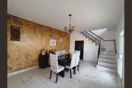 Casa à venda com 225m², 5 quartos e 2 vagas Casa à venda com 225m², 5 quartos e 2 vagasSala de Jantar