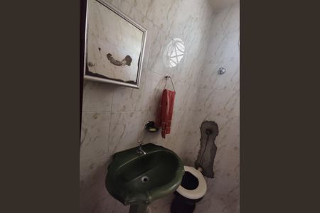 Casa à venda com 225m², 5 quartos e 2 vagas Casa à venda com 225m², 5 quartos e 2 vagasBanheiro de Serviço