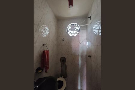 Casa à venda com 225m², 5 quartos e 2 vagas Casa à venda com 225m², 5 quartos e 2 vagasBanheiro de Serviço