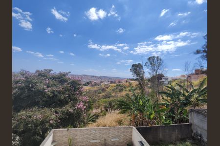 Casa à venda com 225m², 5 quartos e 2 vagas Casa à venda com 225m², 5 quartos e 2 vagasVaranda