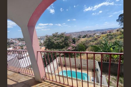 Casa à venda com 225m², 5 quartos e 2 vagas Casa à venda com 225m², 5 quartos e 2 vagasVaranda