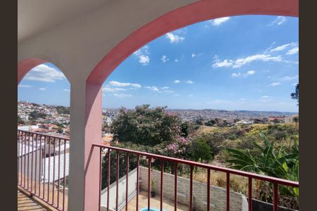 Casa à venda com 225m², 5 quartos e 2 vagas Casa à venda com 225m², 5 quartos e 2 vagasVaranda