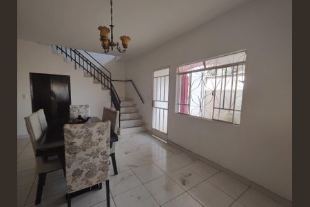 Casa à venda com 225m², 5 quartos e 2 vagas Casa à venda com 225m², 5 quartos e 2 vagasSala de Jantar