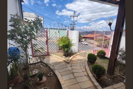 Casa à venda com 225m², 5 quartos e 2 vagas Casa à venda com 225m², 5 quartos e 2 vagasJardim