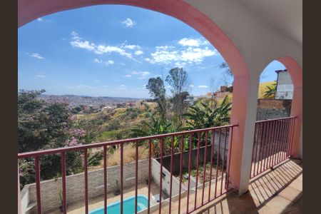 Casa à venda com 225m², 5 quartos e 2 vagas Casa à venda com 225m², 5 quartos e 2 vagasVaranda