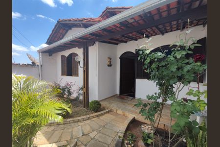 Casa à venda com 225m², 5 quartos e 2 vagas Casa à venda com 225m², 5 quartos e 2 vagasJardim