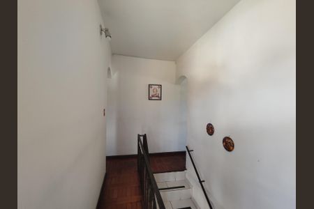 Casa à venda com 225m², 5 quartos e 2 vagas Casa à venda com 225m², 5 quartos e 2 vagasCorredor