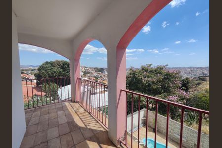 Casa à venda com 225m², 5 quartos e 2 vagas Casa à venda com 225m², 5 quartos e 2 vagasVaranda