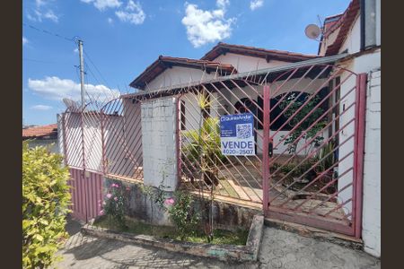 Casa à venda com 225m², 5 quartos e 2 vagas Casa à venda com 225m², 5 quartos e 2 vagasFachada