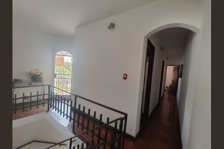 Casa à venda com 225m², 5 quartos e 2 vagas Casa à venda com 225m², 5 quartos e 2 vagasCorredor