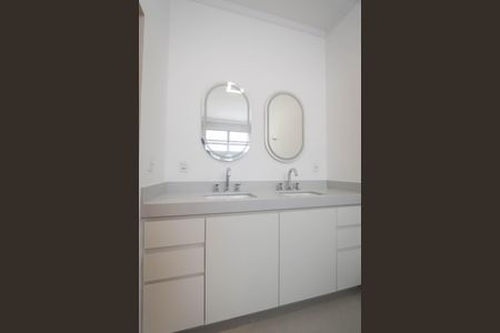 Apartamento para alugar com 198m², 3 quartos e 2 vagas Apartamento para alugar com 198m², 3 quartos e 2 vagasBanheiro da Suite
