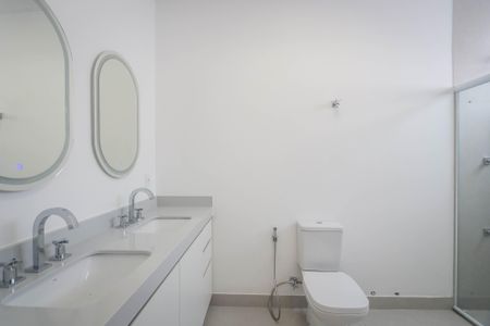 Apartamento para alugar com 198m², 3 quartos e 2 vagas Apartamento para alugar com 198m², 3 quartos e 2 vagasBanheiro da Suite